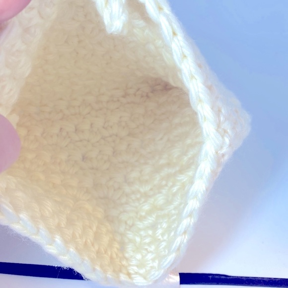 Crochet Evening Bag w/Opalescent Shell closure - Picture 3 of 4